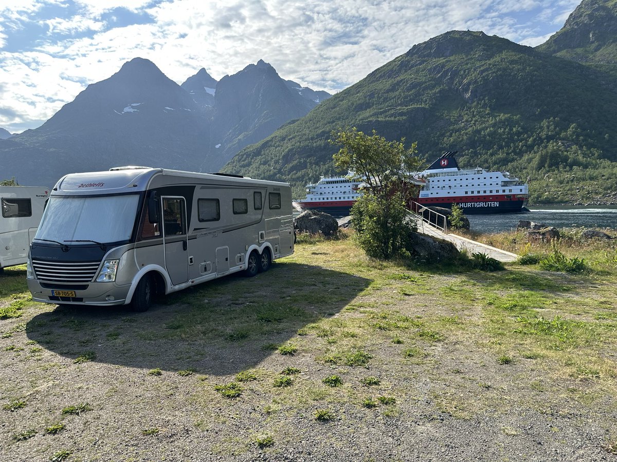 onscamperleven's tweet photo. Uitzonderlijke plaatsen zonder verdere toelichting. Als je ze weet te vinden. Verder heel druk op de #Lofoten. Veel drukker dan dat wij hier gewend zijn. https://t.co/bAftGGmfRc