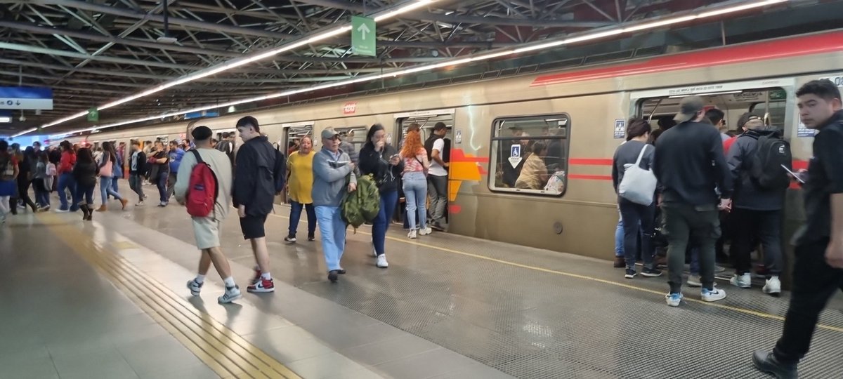 hugotwtguzman's tweet photo. @metrodesantiago Cuando la extensión de la 4a con carros más amplios la única línea donde los trenes pasan cada 10 min .. y aun así nos cobran horario punta.!!??? Dejen de ganar con la clase obrera https://t.co/DX2ZmCnEFI