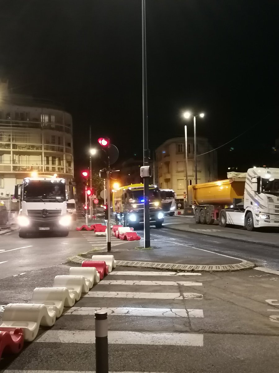 jbbougon's tweet photo. De 21 à 6h du matin à @ClermontFd boulevard duclaux un balais de camion avec le bruit des marteaux piqueur et des disqueuses... 1500€ d'impôt locaux par année pour ne pas avoir le droit de dormir jusqu'au 11 août. Pas de respect de la ville de @ClermontFd et de @olivierbianchi1 https://t.co/WngYoxzE1w