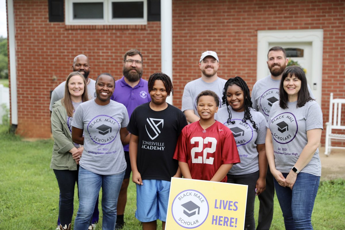 BGISD's tweet photo. Welcome new Black Male Scholars!! 
It’s sign delivery day!

@BlkMaleScholars, which began in 2021, expands to sixth, seventh, and eighth grades @BGJHS for the 2023-2024 school year. https://t.co/HB9z4q185r