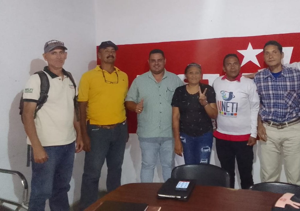 se conformo el equipo multidisciplinario,  camara municipal, <a href="/alcaldiarevenga/">Alcaldía de Revenga</a> <a href="/Daniel_PerdomoB/">Daniel Perdomo</a> y representantes de la UNETI ,para la apertura de la extensión universitaria en Aragua, gracias a las politicas implementadas por <a href="/NicolasMaduro/">Nicolás Maduro</a> #YoIzoMiBandera <a href="/Soykarinacarpio/">Karina Carpio</a>