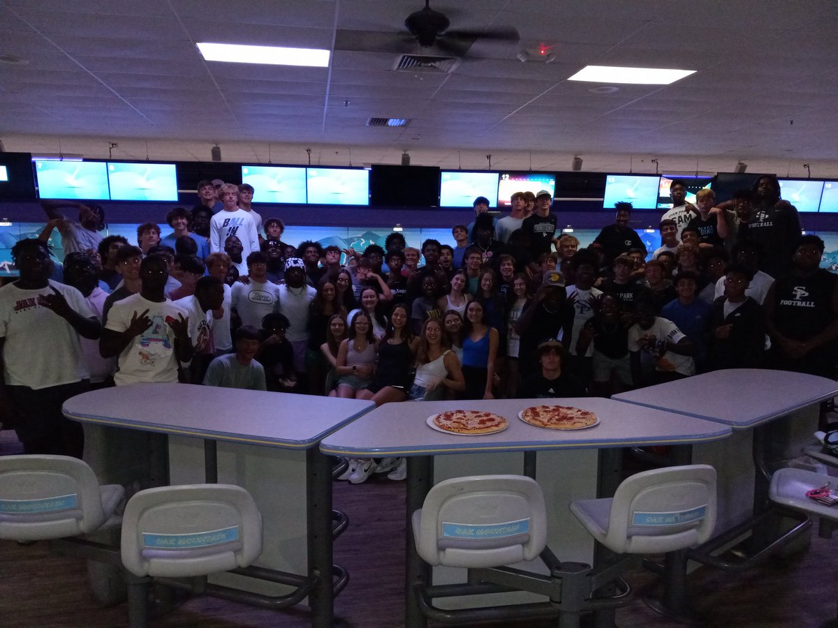 SpainParkFB's tweet photo. Nothing better than ending a very good summer at the bowling alley with our amazing dancers, the Dazzlers... The winning team was awarded with pizzas... Season is 3 weeks away!!
#SPFootball #ItsComing https://t.co/8eQp2E054M