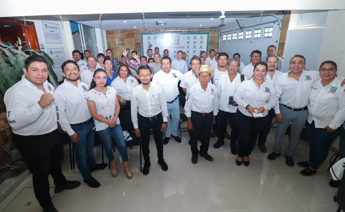 PeriodismoExpre's tweet photo. ¡KO!: @Chiapas_Unido imparte cursos de capacitación "Conformación de las Estructuras Políticas y Operativas para un CDM" dirigido a liderazgos municipales. @CONRADO_CIAS , dirigente estatal, consolida este proyecto de identidad 100%  chiapaneco y con visión progresista. https://t.co/w6LWtz0ExJ