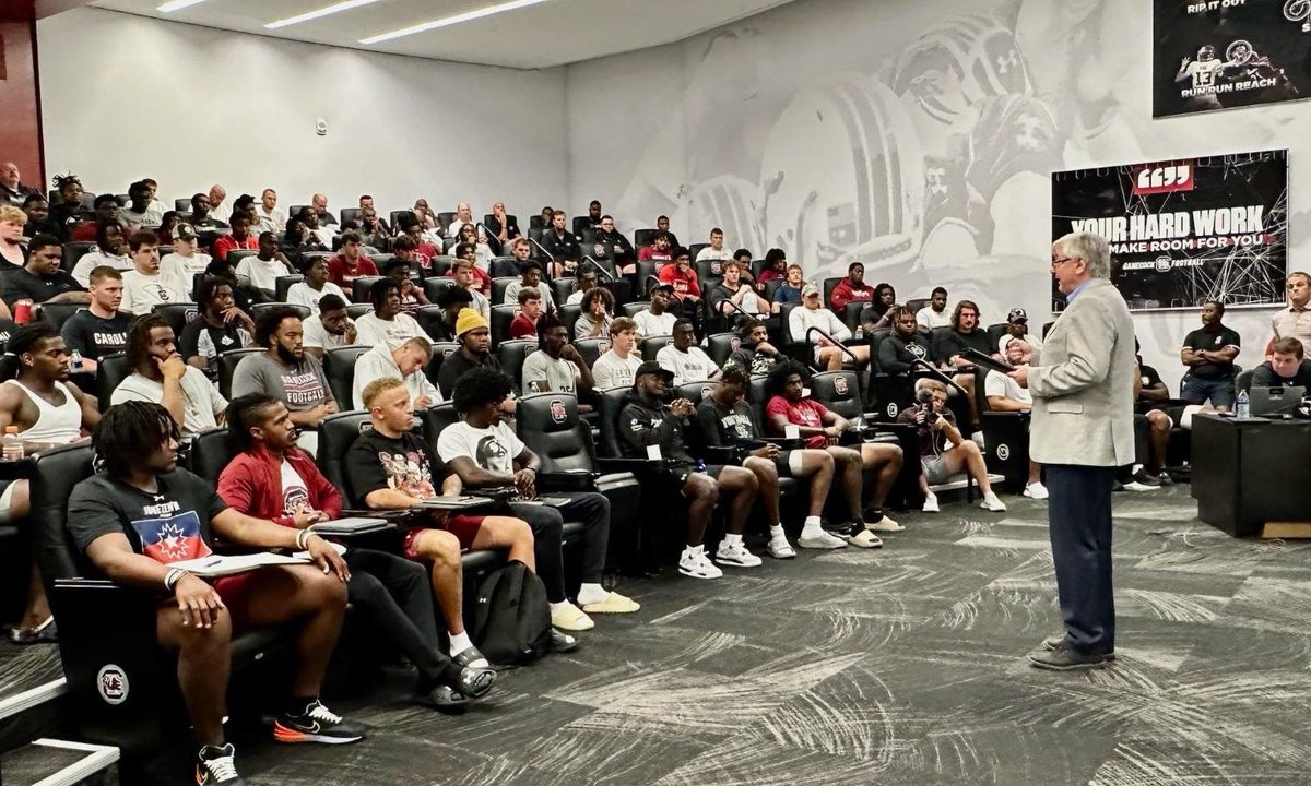 MichaelAmiridis's tweet photo. We welcomed our Gamecock football team back to campus today! They are excited and ready to go! 🏈 https://t.co/f09ivjfzOd