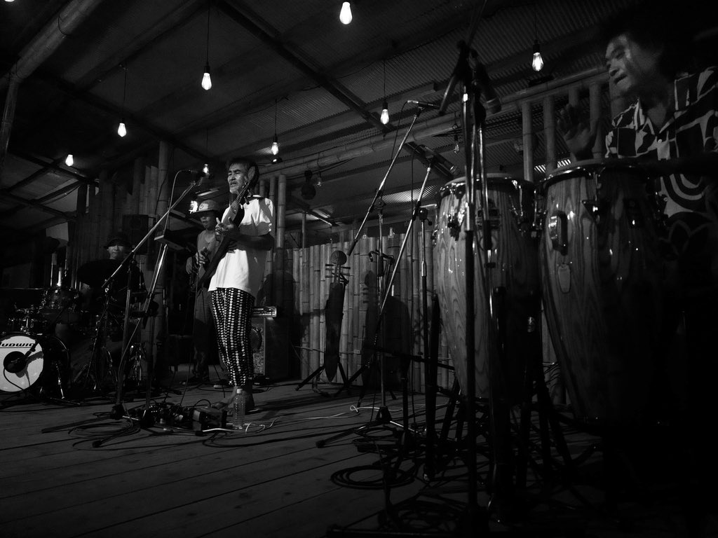 ChikarStudio's tweet photo. 森戸海岸 海の家 OASISでの「OKI+辻コースケ+Manaw feat,Hirohisa”Mr.Stone”Nakamura」
のカッコいいライブフォト到着⛱️🎵
photo  by Nobuyuki Nishida

Thank you🙏また来年❗️
@Oasis_30 

#okidub https://t.co/oD4sjGPrnZ