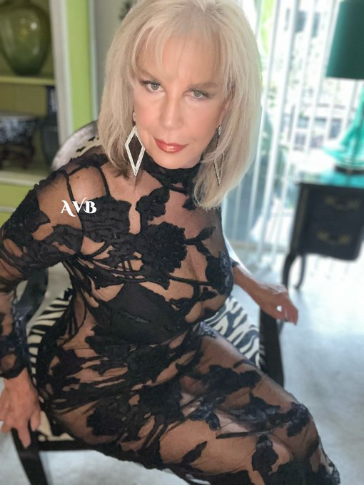 It's Cocktail time. Mixing up an espresso martini today.  My naughty reel is on my only fans page. That