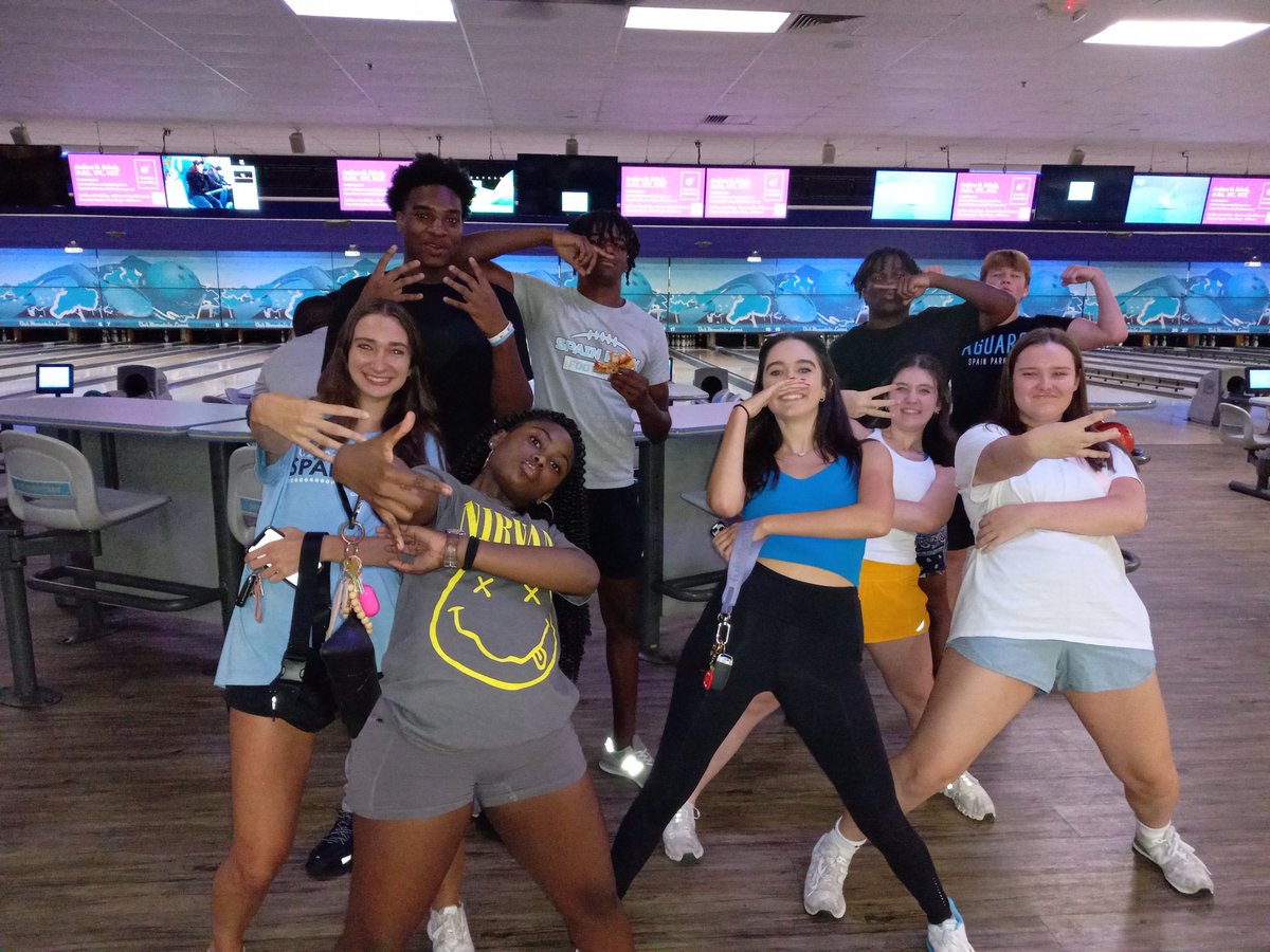 SpainParkFB's tweet photo. Nothing better than ending a very good summer at the bowling alley with our amazing dancers, the Dazzlers... The winning team was awarded with pizzas... Season is 3 weeks away!!
#SPFootball #ItsComing https://t.co/8eQp2E054M