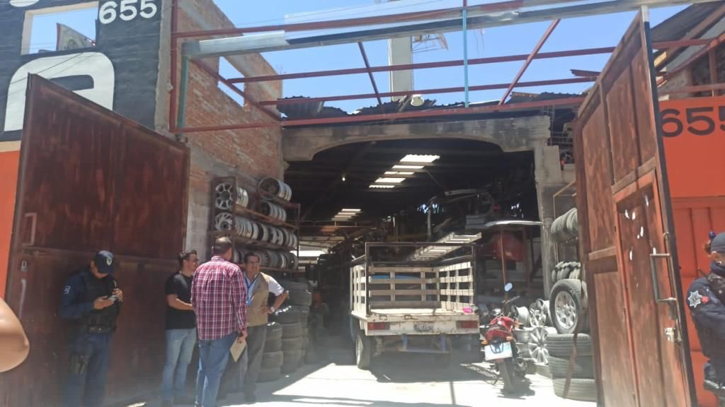 laroja_mx's tweet photo. #LaRoja #SLP #Subway #Justicia 

CLAUSURAN NEGOCIO AL “TIBURÓN” AGRESOR DEL ADOLESCENTE DE @subwaymexico 

Este día la Dirección de Comercio del Ayuntamiento de la Capital clausuró un negocio de autopartes, propiedad del presunto agresor del joven trabajador de un establecimiento de comida rápida; asimismo se identificó que esta misma persona está vinculada a tres razones comerciales, las cuales están siendo objeto de una minuciosa revisión.

La clausura al establecimiento de autopartes se realizó una vez que se verificó que este comercio no cuenta con licencia de funcionamiento.
 
Las razones comerciales vinculadas a ésta persona son: Venta de Auto Partes Medina, un depósito de cerveza y el gimnasio “Power House Gym”, mismas que están en proceso de revisión.
