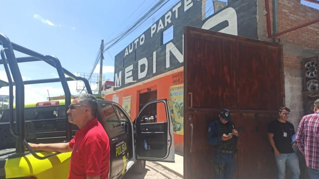 laroja_mx's tweet photo. #LaRoja #SLP #Subway #Justicia 

CLAUSURAN NEGOCIO AL “TIBURÓN” AGRESOR DEL ADOLESCENTE DE @subwaymexico 

Este día la Dirección de Comercio del Ayuntamiento de la Capital clausuró un negocio de autopartes, propiedad del presunto agresor del joven trabajador de un establecimiento de comida rápida; asimismo se identificó que esta misma persona está vinculada a tres razones comerciales, las cuales están siendo objeto de una minuciosa revisión.

La clausura al establecimiento de autopartes se realizó una vez que se verificó que este comercio no cuenta con licencia de funcionamiento.
 
Las razones comerciales vinculadas a ésta persona son: Venta de Auto Partes Medina, un depósito de cerveza y el gimnasio “Power House Gym”, mismas que están en proceso de revisión.