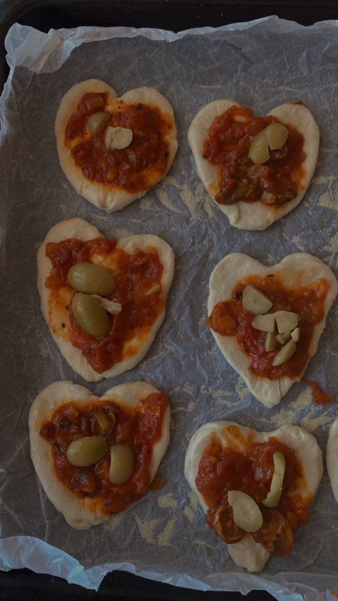 nadra_142's tweet photo. صُنـِعت بِحُب ..🍕♥️ https://t.co/f9uEzXUE0C