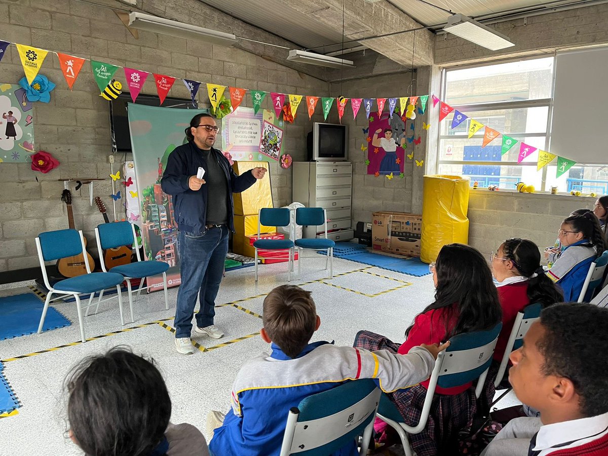Educacionbogota's tweet photo. #HOY nuestro #ProgramaECO, #INCITAR para la paz Y #JER en articulación con @idartes fortalecieron el arte y la cultura para la convivencia escolar en el colegio Sorrento de la Localidad de Puente Aranda en el marco de la Red de Escuelas Como Territorios de Paz #RedEsPaz.🤝 https://t.co/bR4W5CbO7g