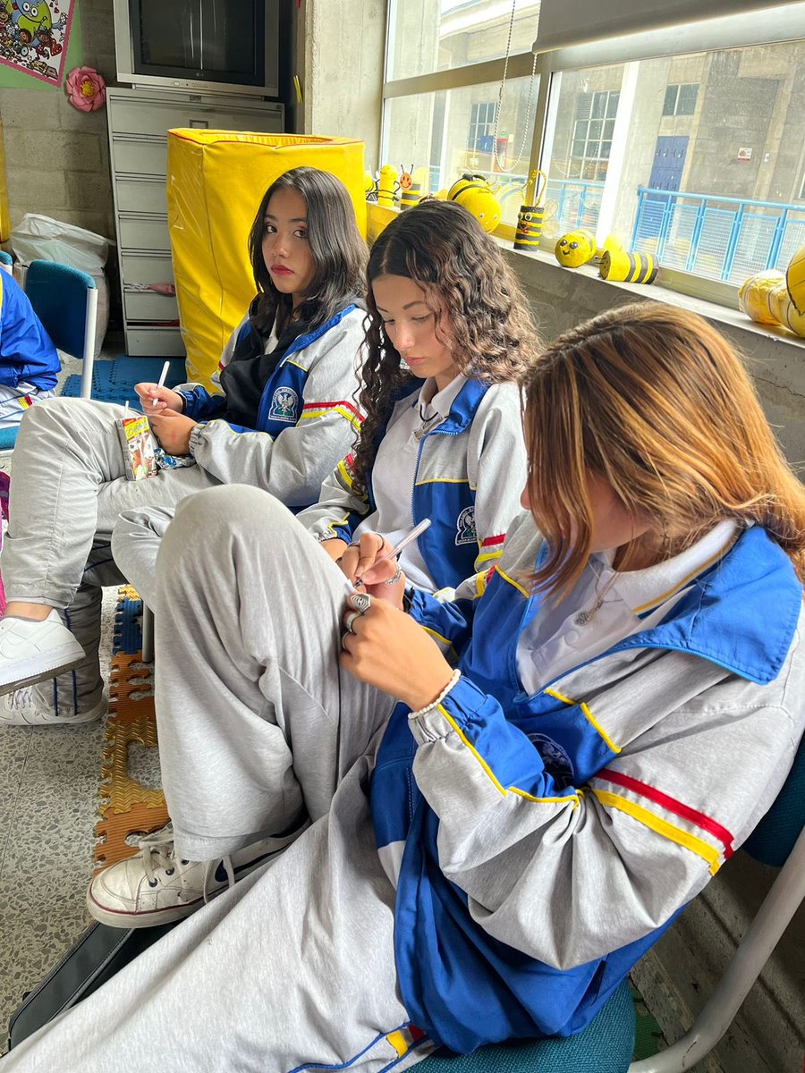 Educacionbogota's tweet photo. #HOY nuestro #ProgramaECO, #INCITAR para la paz Y #JER en articulación con @idartes fortalecieron el arte y la cultura para la convivencia escolar en el colegio Sorrento de la Localidad de Puente Aranda en el marco de la Red de Escuelas Como Territorios de Paz #RedEsPaz.🤝 https://t.co/bR4W5CbO7g