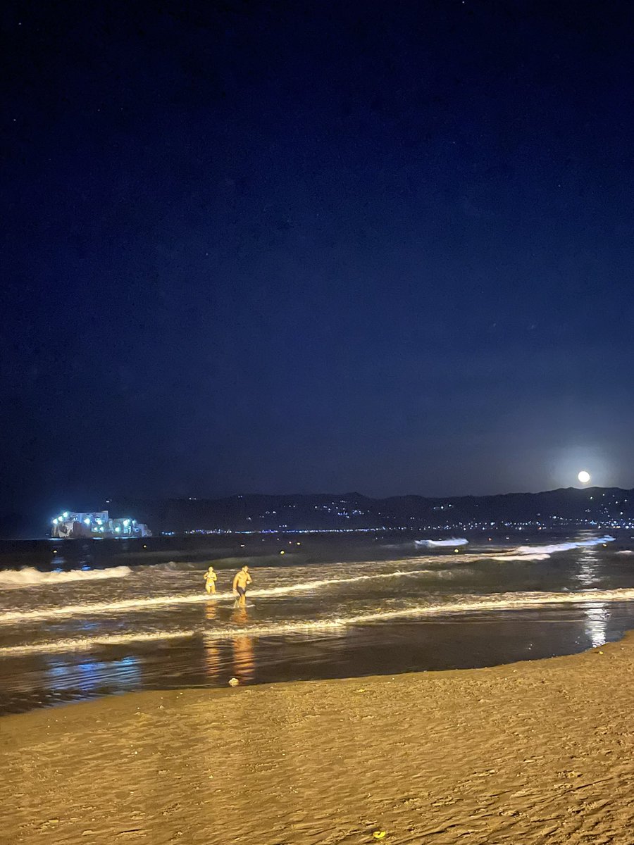 RAHHMANI1's tweet photo. sea ​​at night is the best https://t.co/L8ltA2oRoA