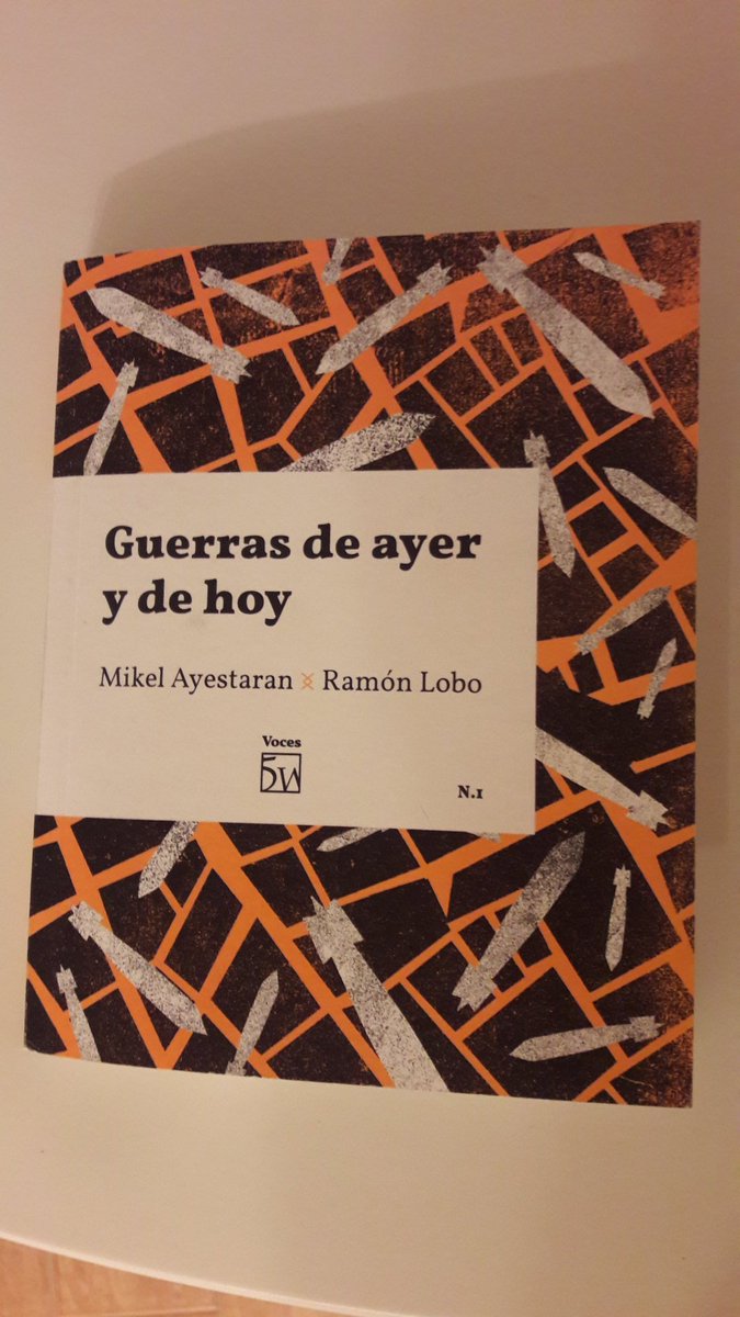 Este libro sobre la cobertura informativa y reporterismo de guerra es una joya. Qué delicia que <a href="/mikelayestaran/">mikel ayestaran</a> y Ramón Lobo lo plasmaran a modo de conversación en un libro. Tanta sabiduría y experiencia en tan pocas páginas. Uno de los tantos legados que nos deja Ramón.
