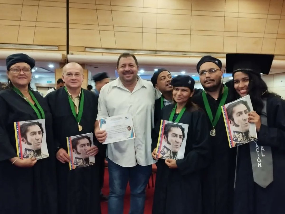 DavidCPsuv's tweet photo. Hoy tuvimos el honor de acompañar a los nuevos egresados de la @ubvaldia  en el acto de Grado “Unidad, Batalla y Victoria: UBV 20 años Revolucionando el Saber”. 

Agradecido con todo el equipo de la casa de los saberes por el reconocimiento que me otorgaron 
#YoIzoMiBandera https://t.co/qlzJJrFB24
