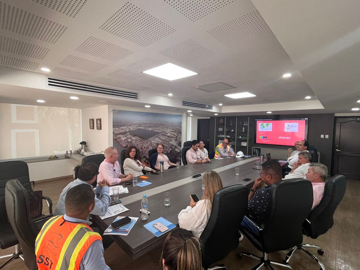 Supertransporte's tweet photo. La Delegada de Puertos @tatiana_navarrq continúa realizando acompañamiento al Departamento de Trabajo de los #EstadosUnidos en esta ocasión desde @puertobq, en el marco del memorando de entendimiento celebrado entre @Supertransporte y @PartnersAmerica. #NosMovemosPor el País. https://t.co/A3ijGxoH0p