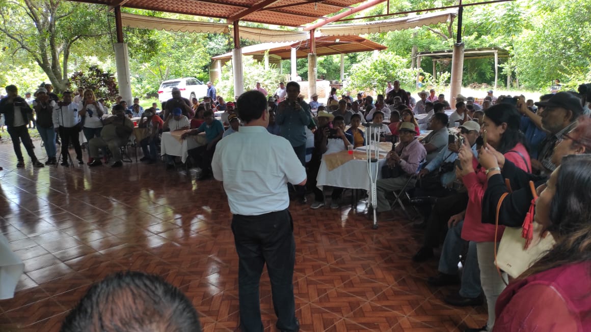 Pepe_Yunes's tweet image. Regreso nuevamente a la sierra de #Soteapan para platicar en #Tatahuicapan con amigas y amigos que buscan mejorar sus condiciones de vida. En esta zona gestioné carreteras que se hicieron en 2016 y veo con tristeza el abandono en el que se encuentran hoy.
#Cosoleacaque #Oteapan