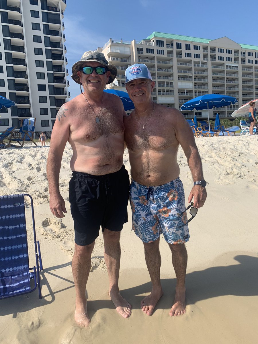 You never know who you might run into at the beach! <a href="/carlidbullard/">Carli Sparks</a> @ij_sparks10 <a href="/CoachMikeBianco/">Coach Mike Bianco</a> #hottytoddy