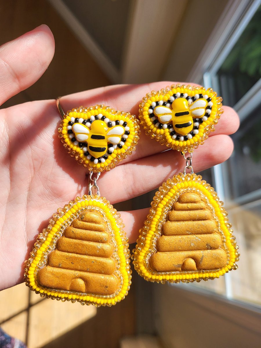 KeannaNL's tweet photo. These beautys took me several hours over the course or a few days to make!
Im obsessed with the edging on these too, and the centers are also made by me
They're $100, which includes untracked shipping canada wide 
https://t.co/Npe6ASh8k4
#beadwork #nl https://t.co/769dYJMNPJ