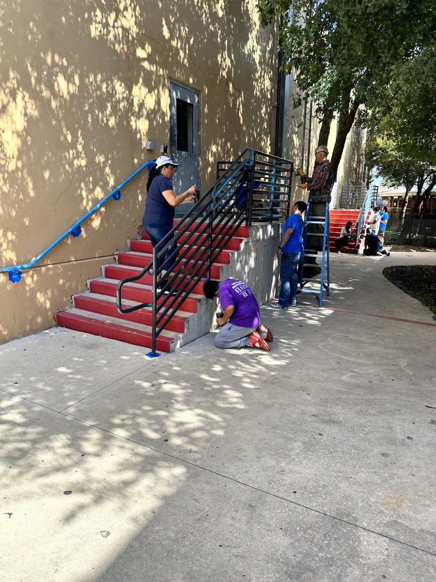 San Antonio's Rotary Club gives the Haven for Hope campus a little TLC. Thank you to all the #Rotarians who volunteered last week! #havenforhope #hopeliveshere #voluteer