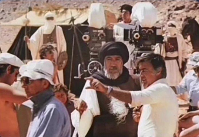 Çağrı filminin yönetmeni Mustafa Akkad'a gazeteciler sordular ..
"Filmi yönetirken neler yaşadınız ,hangi sahnelerde duygulandınız?

"Hz.Muhammed'e taş atma sahnesindeki oyuncuları zor buldum,hiç kimse kabul etmiyordu.Taşı atan oyuncular ile diğer oyuncular arasında büyük bir