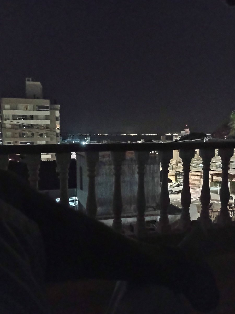 zeh8antonio's tweet photo. Relax antes de ir pra rádio....
Um ano atrás eu desejava morar em um lugar com sacada...ai esta, com vista pro mar ainda... https://t.co/813DQumKSA