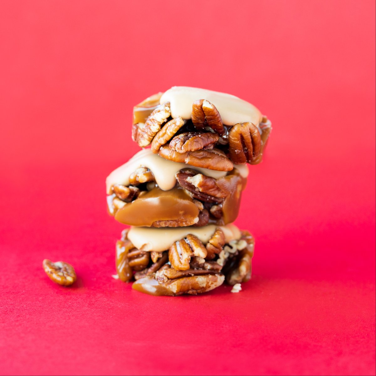 PurdysChocolate's tweet photo. Everything is better with maple syrup!๐๐ Roasted salted pecans, maple syrup-infused caramel, and a dollop of Gold chocolate on top.
Have you tried Maple Sweet Georgia Browns?
#PurdysChocolatier #CanadianMapleSyrup https://t.co/KpaUFCC7l8