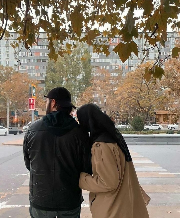 ومرة في العُمر
يقف الإنسان بجوارِ أحدِهم
ولا يودُّ التحرُّك
حتى لو فاته العالَم.❤