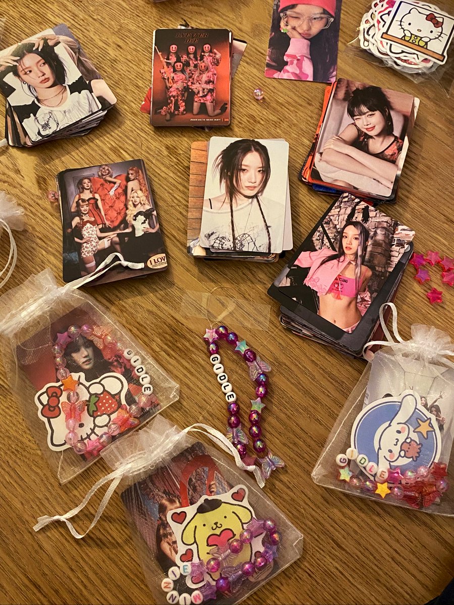 estelledemae's tweet photo. Hi neverland! 
I’ll be giving away freebies at the concert in Brussels 🩷 
if you recognize me just say hi and I’ll give you one or you can comment here or send me a message and than I’ll keep one aside for you 🫶🏻
I’ll be making bracelets and phone charms 
#gidlebrussels https://t.co/yFL714TxZp