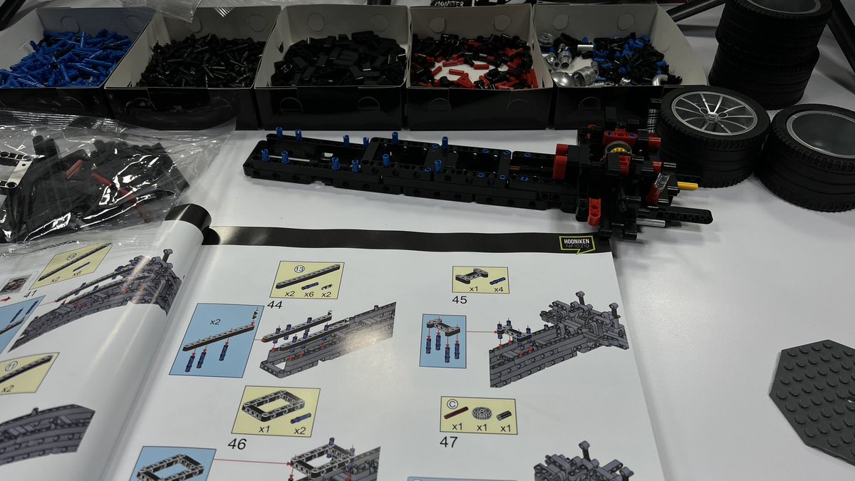 bricks_all's tweet image. Progress after the first live build stream.. #Nifeliz #Hooniken This set is available from Amazon US and Canada..  

Here's the Amazon Canada HOONIKEN link: amazon.ca/dp/B0C5DB9NNV?…

Amazon US: Nifeliz HOONIKEN Model Car Set, Colletible Building Toy  amazon.com/dp/B0C5DB9NNV?…