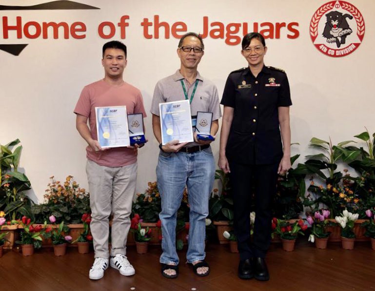 SCDF's tweet photo. #CommunityFirstResponder
#CommunityLifesavers
#ANationofLifesavers
#OurCFRsOurHeroes
#OurResponseMatters
#WeMakeSGSecure
From L to R
Mr Lum Guang Ye, Mr Lim Kim Thia, LTC Khaisarah Mansor, Head, Community Engagement, 4th SCDF Division https://t.co/kWsihlfKXZ
