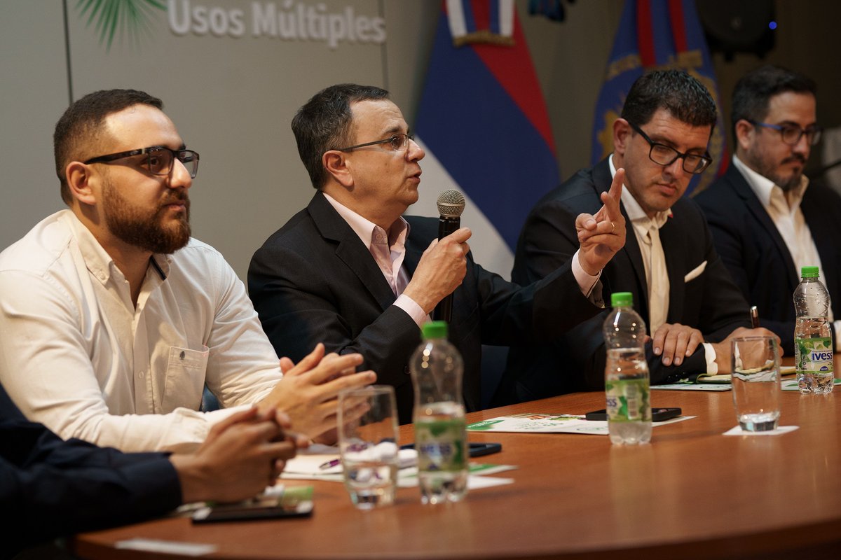 aguilarclaudiok's tweet photo. Con el objetivo de fortalecer los vínculos institucionales y promover las relaciones comerciales, presentamos hoy en Posadas la 34ta edición de la Feria de Hortigranjeros que se realizará del 9 al 13 de agosto en Santa Rosa, BR.
#QueSigaLinda #InvestPosadas @LaloStelatto https://t.co/HMeait9Tfi