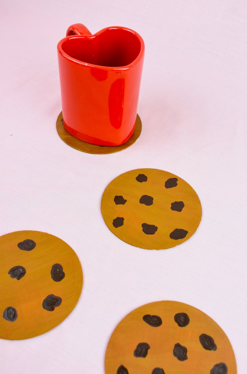 DIY Chocolate Chip Cookie Coasters for #ChocolateChipCookieDay! 👉 thesmalladventurer.wordpress.com/2023/08/04/diy… 🍪

#NationalChocolateChipCookieDay #DIY #DIYProject #homedecor #chocolate #chocchipcookie #craft #crafts #diyblog #diyblogger