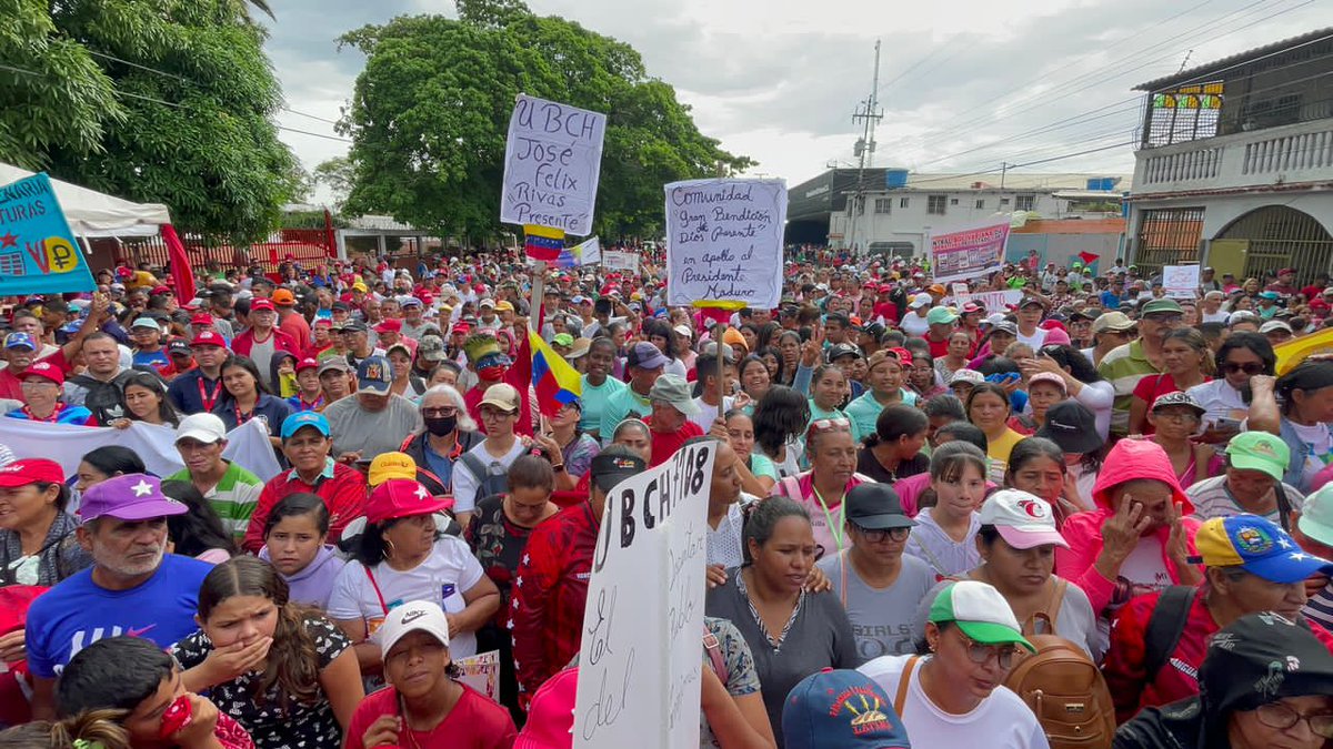 NicolasMaduro's tweet photo. ¡Digna y gloriosa Barquisimeto, estado Lara! En la parroquia Unión se desbordó la fuerza y el amor de este pueblo aguerrido. Verlos movilizados me llena de gran alegría. Siéntanse orgullosos de ser parte de una Patria libre, independiente y soberana. ¡Viva el pueblo larense! https://t.co/lKCFQ7VseE