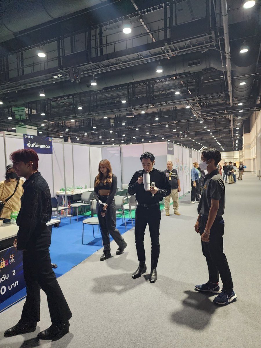 peckpalit's tweet photo. #เป๊กผลิตโชค คือ…ตื่นเต้นทุกครั้ง และขอบคุณมากๆครับที่ทุกคนสละเวลา เหนื่อย ลำบาก ตากฝน รถติด มาเจอกัน ผมนี้ก็ใจฟูทุกครั้ง ไม่ต้องมีบง ไม่ต้องมีLED ไม่ต้องมีป้ายไฟ ไม่ต้องมีของฝากก็ได้ มาเฉยๆก็ได้ มาปาใจเฉยๆ.. รู้แหละว่าอยากให้ผลิตยิ้มกว้าง และมั่นใจ ก็…ขอบคุณอีกครั้งครับ และทีมหน้าจอด้วยนะคับ 🙂🙏🙏luv ya 🫶