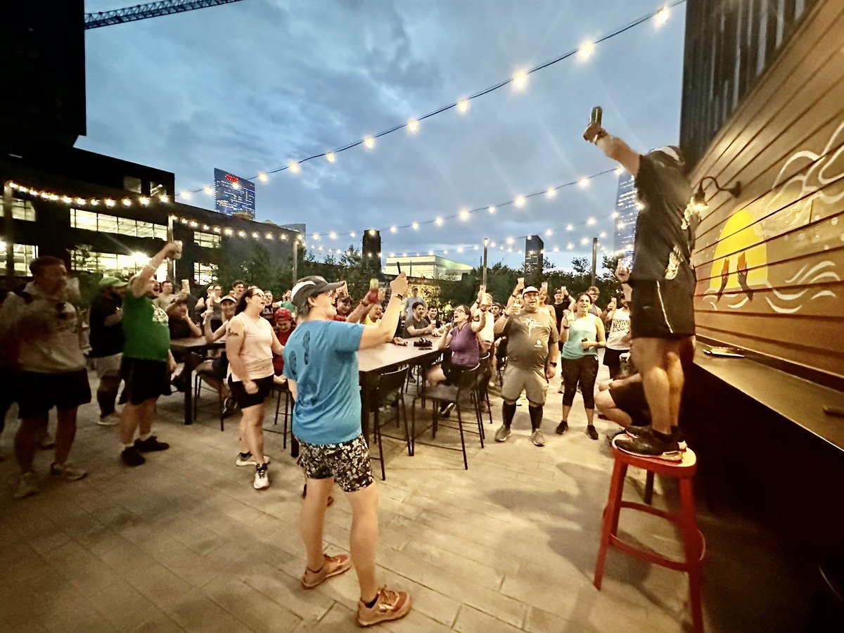 Great times sipping <a href="/2RoadsBrewing/">Two Roads Brewing</a> #SummerHeaven w <a href="/FishtownBeerRun/">FishtownBeerRunners</a> at <a href="/GiantFoodStores/">GIANT</a> Philly Riverwalk! 🏃🏻‍♂️🍻 #totheprofessor #hbddna 🎉Cheers! 🍻