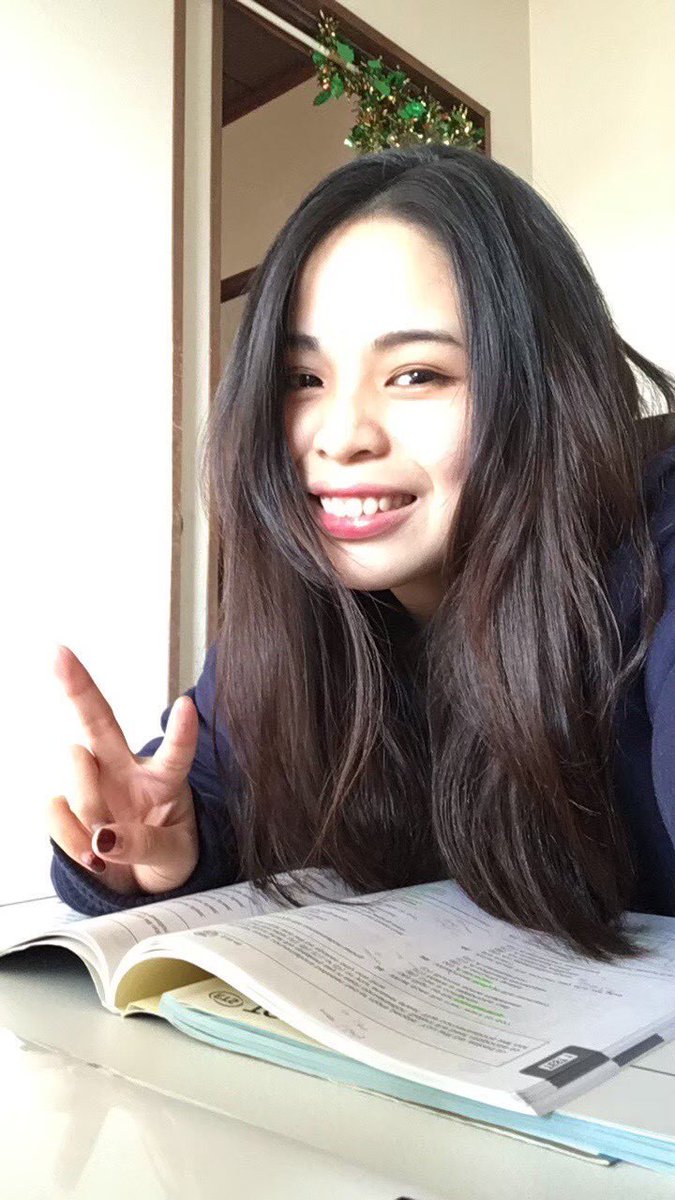 Mia4338's tweet photo. 勉強している合間に自撮りする18歳の私。
航空大学で寮生活しながら、CAになるために勉強たくさんしてた時期です🧚🏻‍♀️

8年経ったんだ…🥹
 #みんなの約8年前の写真を見せて
#広報さんと繋がりたい 
#企業公式相互フォロー https://t.co/jzSfZRuD7u