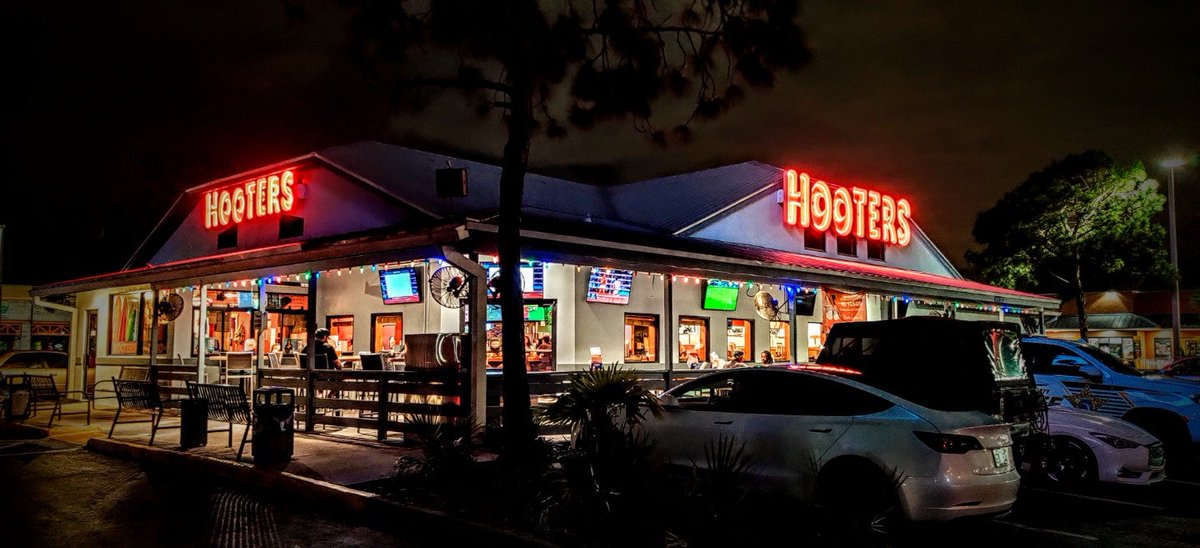 geddess's tweet photo. I'm at Hooters - @originalhooters in Tampa, FL w/ @erdmancynthia https://t.co/1KHk9HU1zY https://t.co/MiLYRGL1EN
