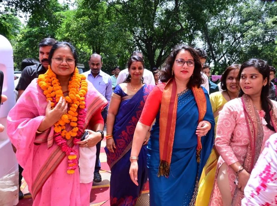 "ख्वाहिशों के फूल तब खिलते हैं जब हिम्मत और मेहनत साथ मिलते हैं।"
