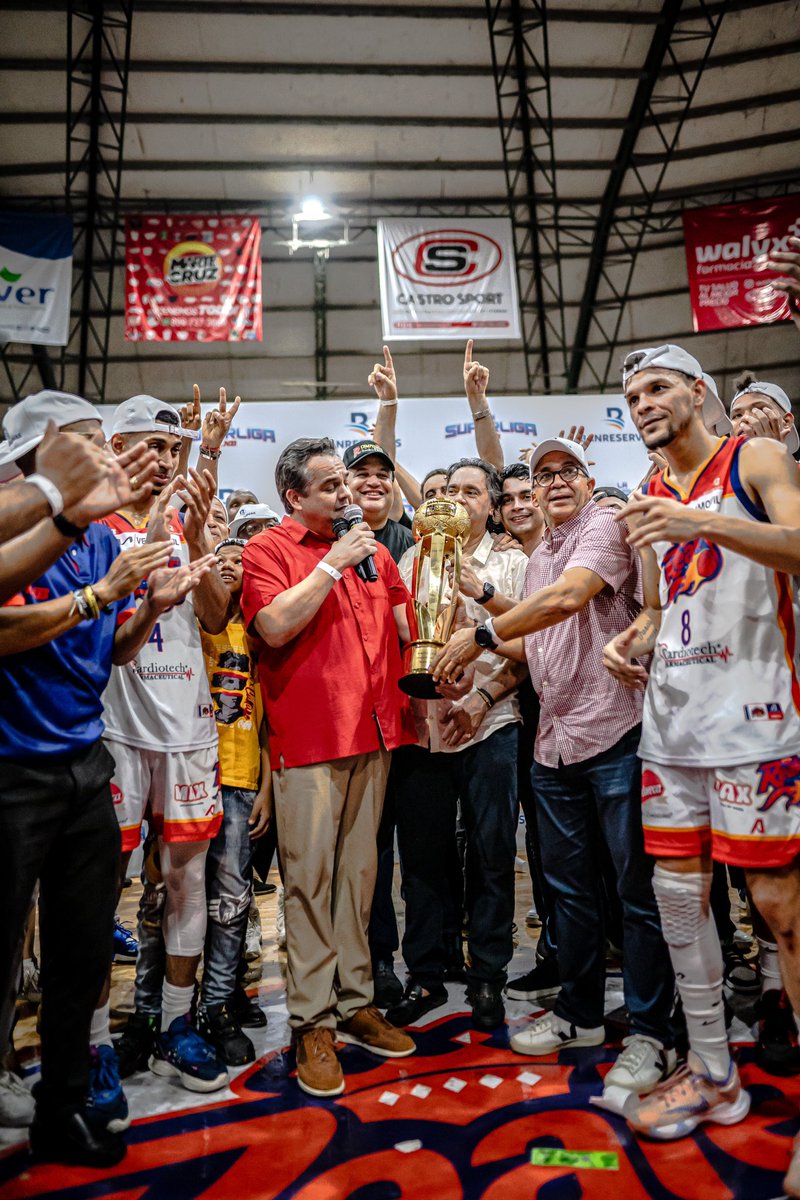 lnbrd's tweet photo. Nuestro presidente Antonio Mir hace la entrega del trofeo a los nuevos Campeones. 🏆 

#LNB #LaSuperLiga https://t.co/LUu9dfO7qA