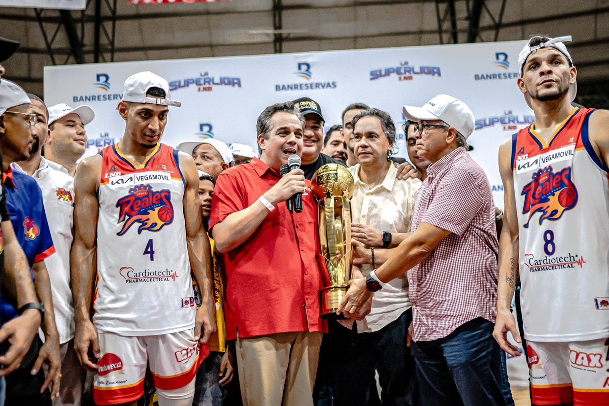 lnbrd's tweet photo. Nuestro presidente Antonio Mir hace la entrega del trofeo a los nuevos Campeones. 🏆 

#LNB #LaSuperLiga https://t.co/LUu9dfO7qA