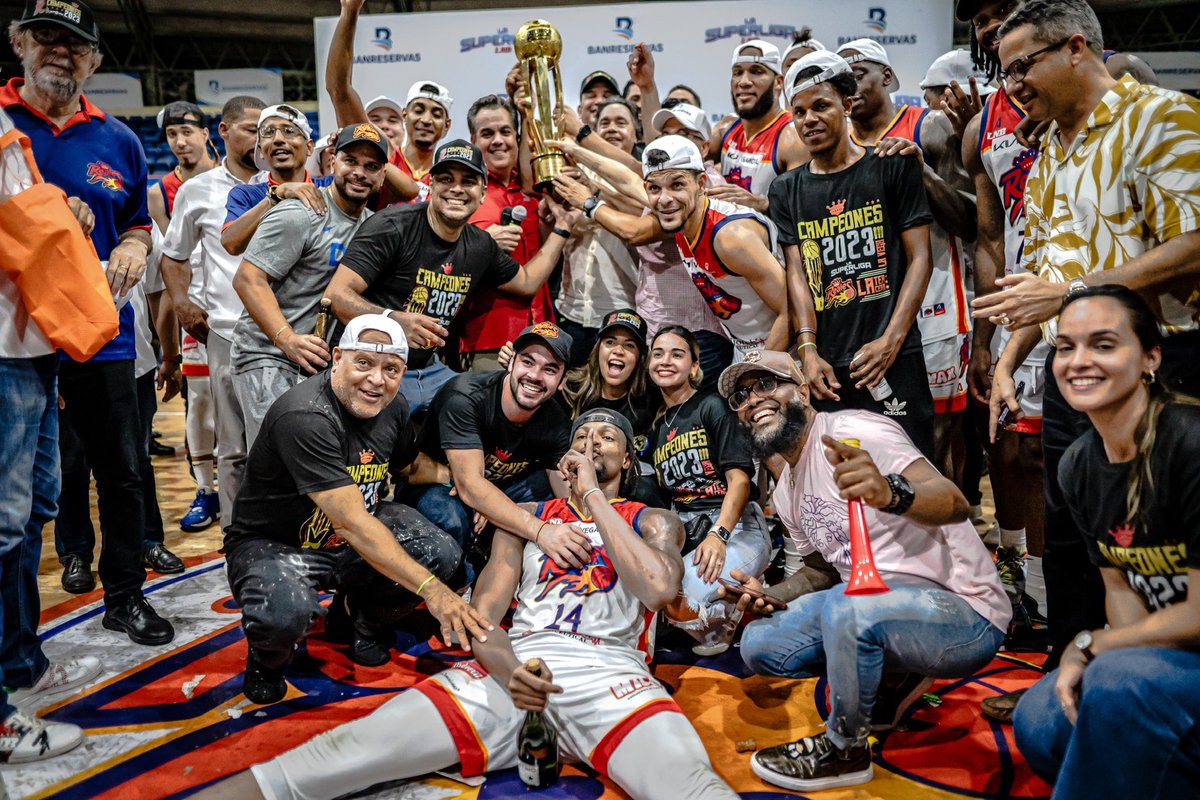 lnbrd's tweet photo. Nuestro presidente Antonio Mir hace la entrega del trofeo a los nuevos Campeones. 🏆 

#LNB #LaSuperLiga https://t.co/LUu9dfO7qA