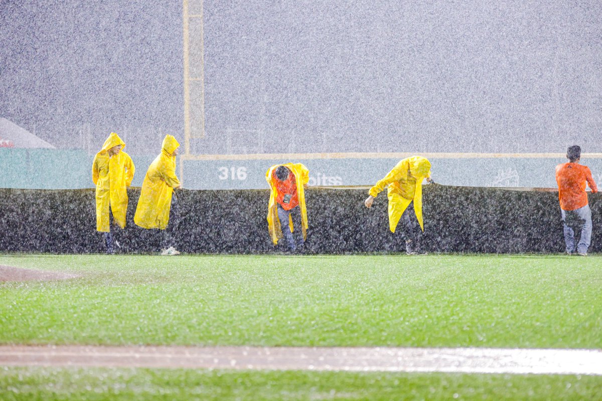 elaguilabeisbol's tweet photo. ¡𝐉𝐔𝐄𝐆𝐎 𝐂𝐀𝐍𝐂𝐄𝐋𝐀𝐃𝐎! 🌧️

Nuestro tercer juego de la serie contra Sultanes no se disputó, debido a la lluvia que se registró previamente. 🏟 

#SéParteDeLaHistoria #ElÁguila120Años🦅⚾️ https://t.co/DSBRBiPo7U