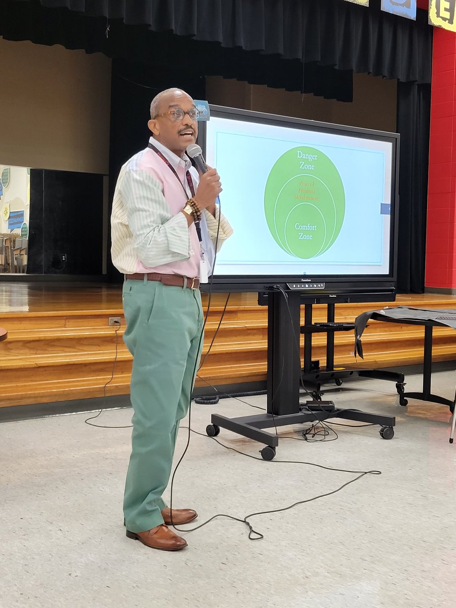 JerrylinTaylor's tweet photo. Thank you @doccbstewart for leading the work on equitable access in education. You're an amazing transformative leader and the nuggets you dropped @Carter_AISD are invaluable. Grateful for the connection #CulturallyResponsiveTeaching #EqualityvsEquity #UofHLeader #HearCarterGROWL https://t.co/0xE89VdT4S