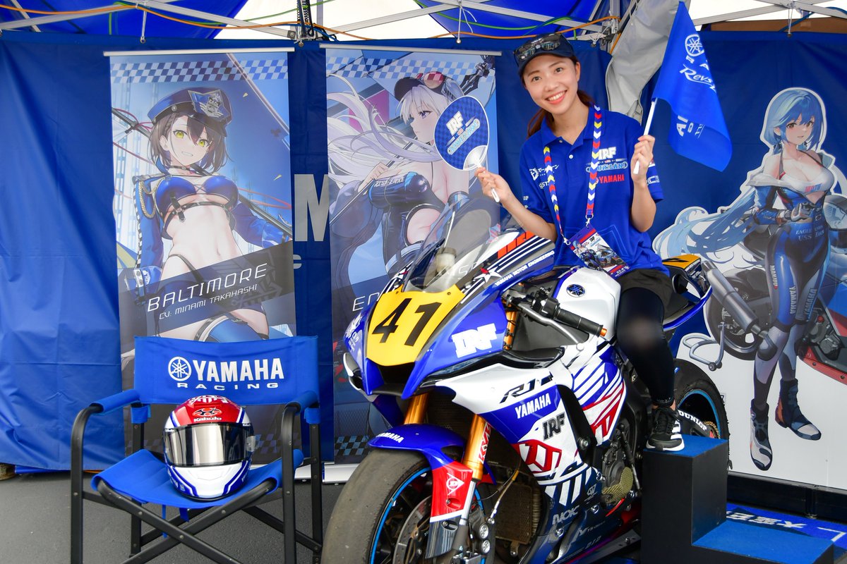 yamaha_bike's tweet photo. #鈴鹿8耐 ヤマハファンブースのご紹介　その3
「IRF with アズールレーン」コーナー

☝️コラボ車両「YZF-R1 ESSEX SP 2023Ver.」のまたがり展示＆AR撮影
☝️コラボイラストのエセックス 等身大パネル展示
☝️ノベルティうちわの配布
☝️応援グッズの販売
#アズレン8耐 #R1 #IRF https://t.co/oRwatjr72S