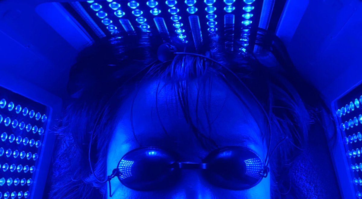 영화 [매트릭스:리저렉션] 의 터널 통과씬
아니고 두피 보톡스 시술 후 케어 중