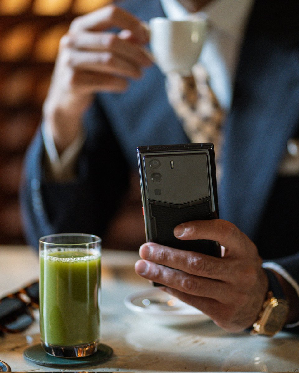 Kenny_VERTU's tweet image. Kardon? Burning hot? Energy-intensive?
METAVERTU is equipped with a graphene phase-change homogeneous temperature plate
High strength use can also keep cool and elegant
#VERTU #METAVERTU # Extraordinary Series #WEB3 phones