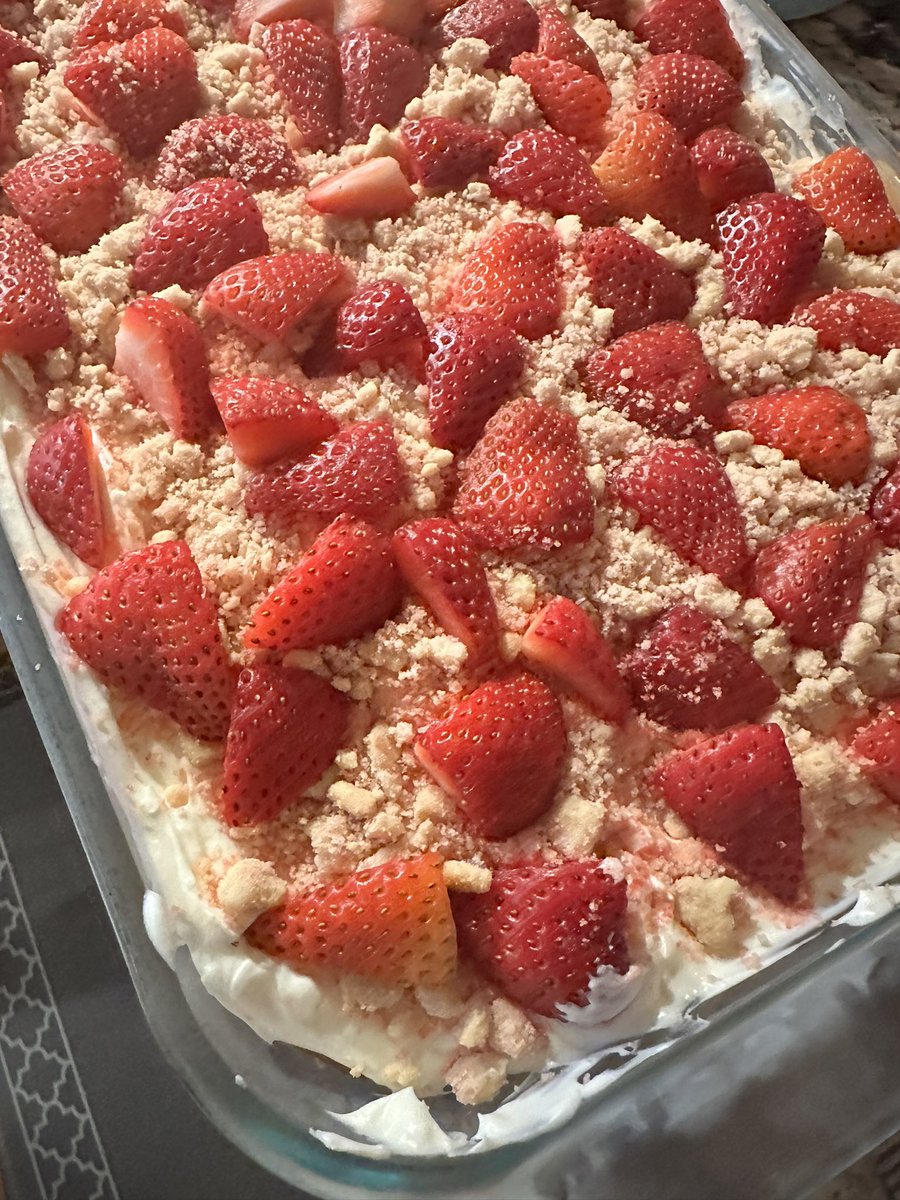 made a strawberry 🍓 shortcake 🍰 cake today