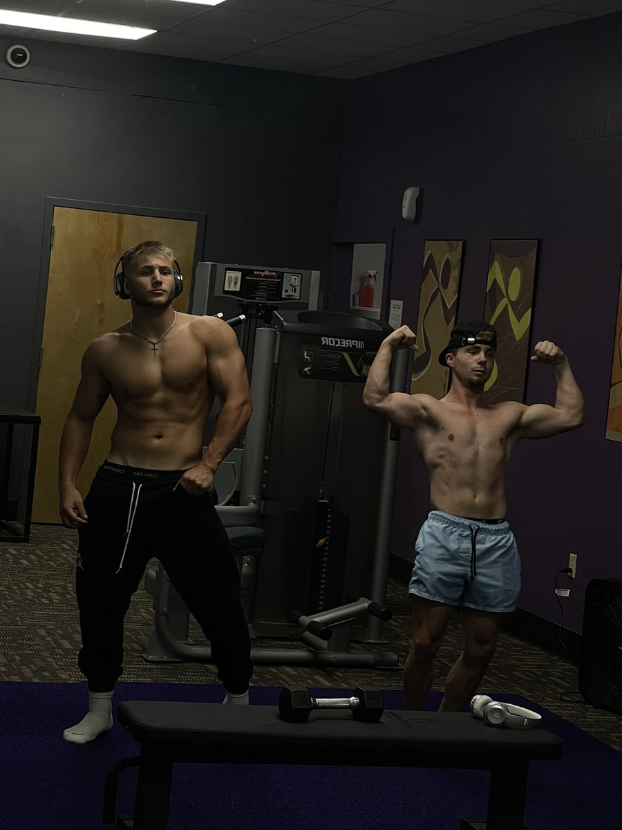 LoganAwrestling's tweet photo. Nice workout with the boyz!! https://t.co/hA1DQ5isX9