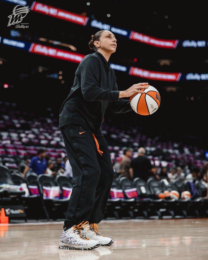 WomensHoops_USA's tweet photo. DIANA TAURASI HAS DONE IT! 

The ONLY player in league history to score 10K career points! 

She’s 1 of 1. Thankful we got to witness such greatness. 🐐 

#WNBA | @PhoenixMercury https://t.co/fDGxAx4kGI
